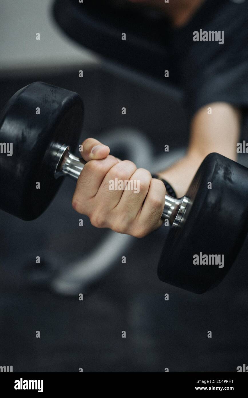Immagine ravvicinata di un allettante giovane atleta che si allucina. Foto Stock