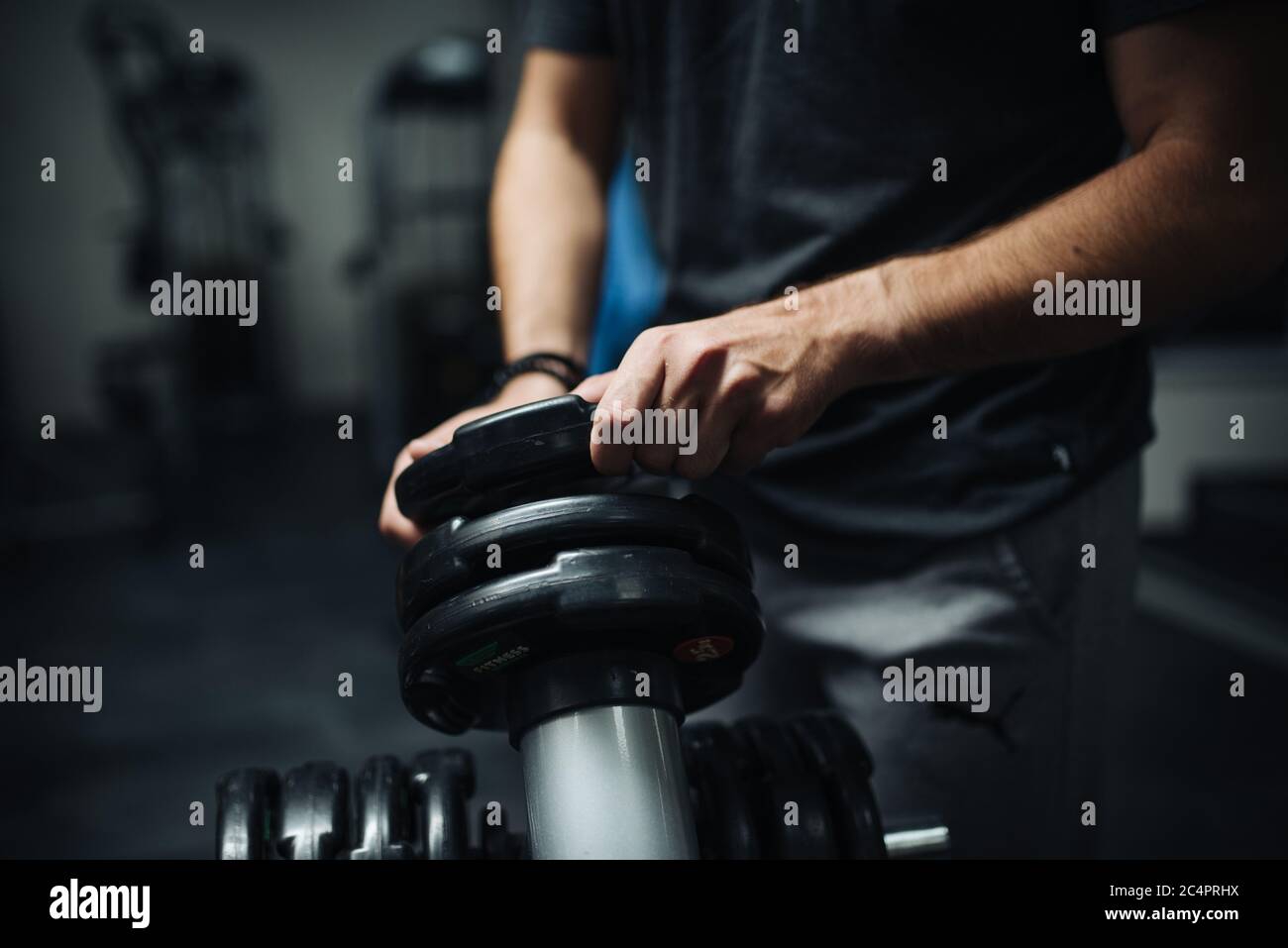 Immagine ravvicinata dell'attraente giovane atleta che si prepara all'allenamento. Foto Stock
