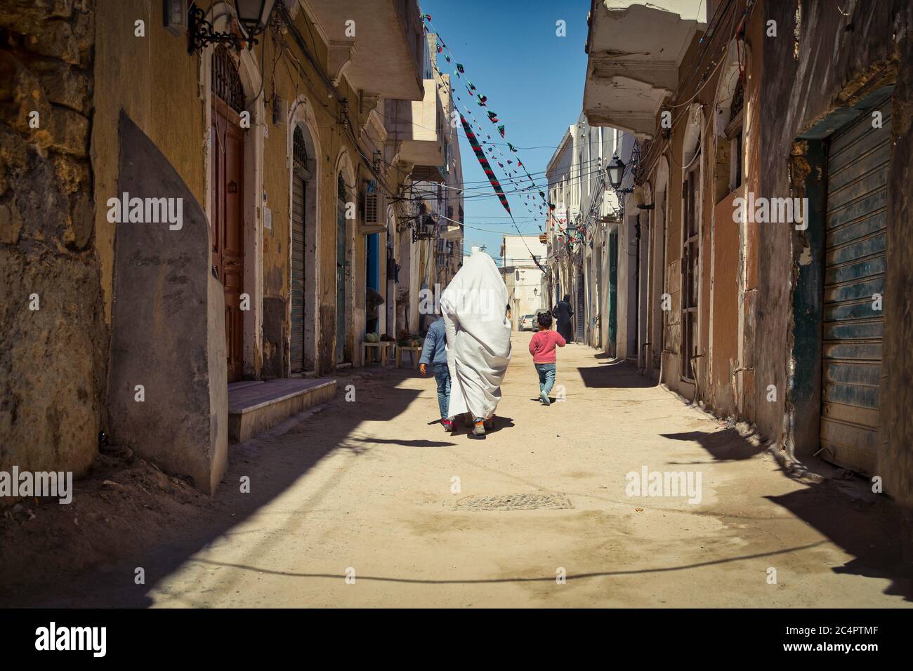 Le strade della capitale libica, Tripoli, dove la povertà ha raggiunto il più alto tasso dalla rivoluzione del 2011 Foto Stock