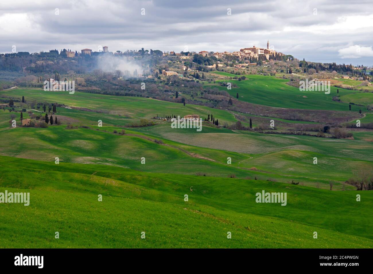 Scenografici campi intorno al paese di Pienza nella valle della Val DÕOrcia, Toscana, Italia Foto Stock