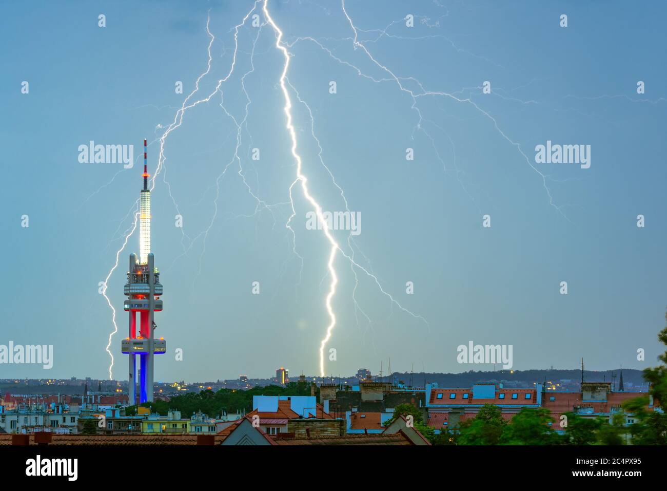 Fulmine colpito dietro la torre della televisione Zizkov a Praga, Repubblica Ceca. Foto Stock