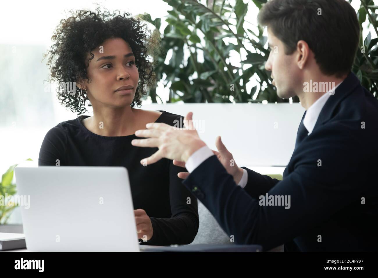 Uomini e donne d'affari diversi che lavorano e discutono insieme il progetto Foto Stock
