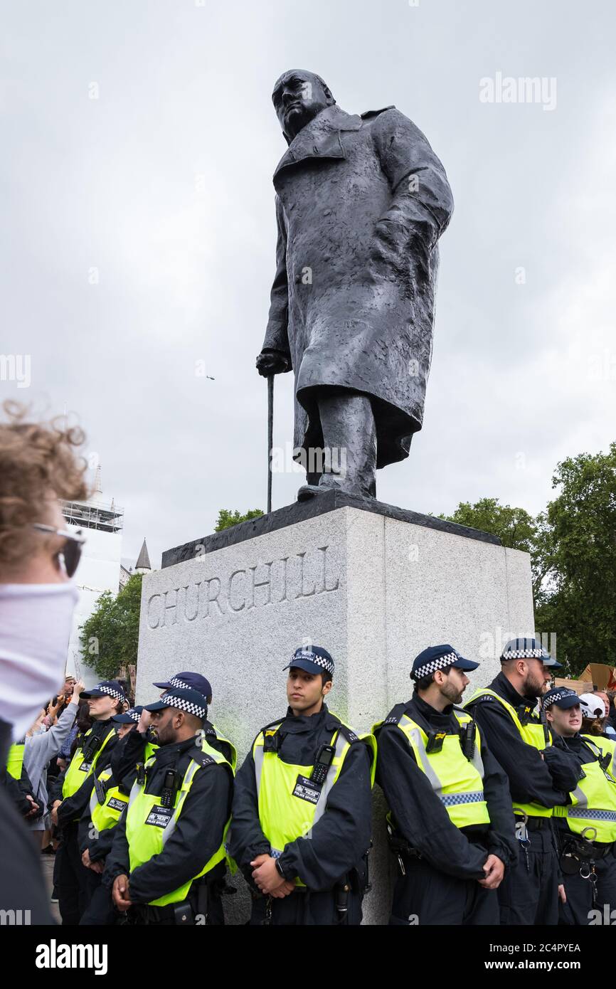 Polizia che protegge la statua di Churchill a una protesta Black Lives Matter a Londra Foto Stock