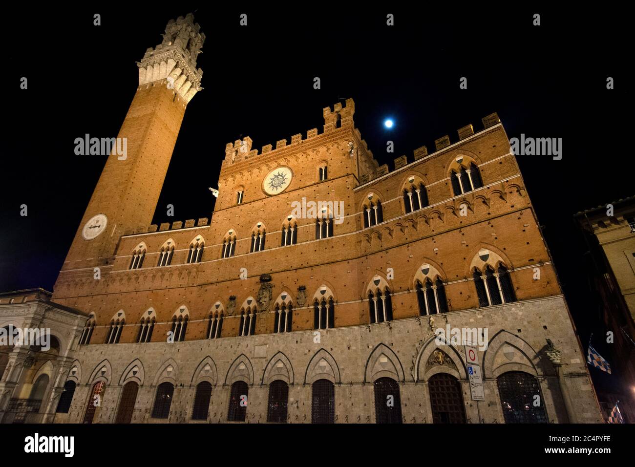 façade del municipio o Palazzo pubblico e Torre del Mangia di notte, Piazza del campo, Siena, Toscana, Italia Foto Stock