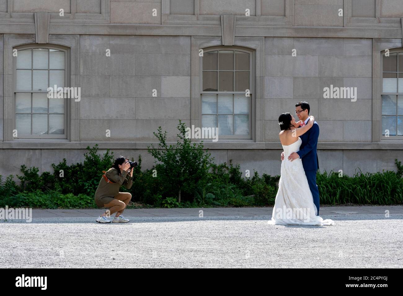 Torotno, Canada. 27 giugno 2020. Una coppia sta facendo scattare la foto di nozze fuori Osgoode Hall nel centro di Toronto, mentre la città è ora nella fase 2 della riapertura. Dominic Chan/EXimages Foto Stock