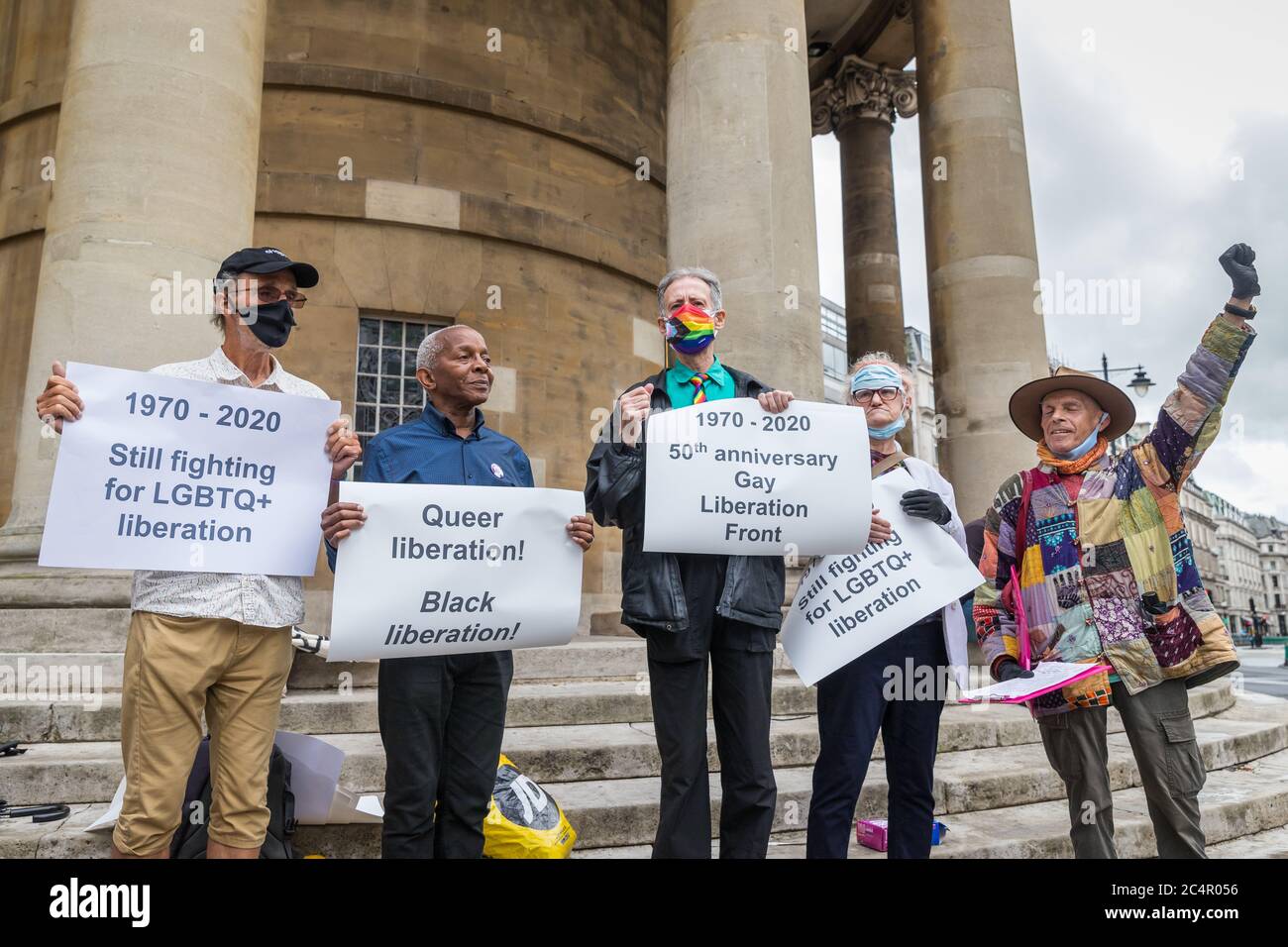 I veterani dei diritti della regina marciano nel centro di Londra per celebrare il 50° anniversario del fronte di liberazione gay e per reclamare Pride come protesta Foto Stock