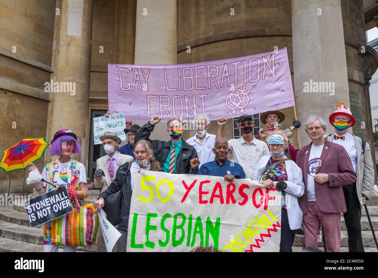 I veterani dei diritti della regina marciano nel centro di Londra per celebrare il 50° anniversario del fronte di liberazione gay e per reclamare Pride come protesta Foto Stock