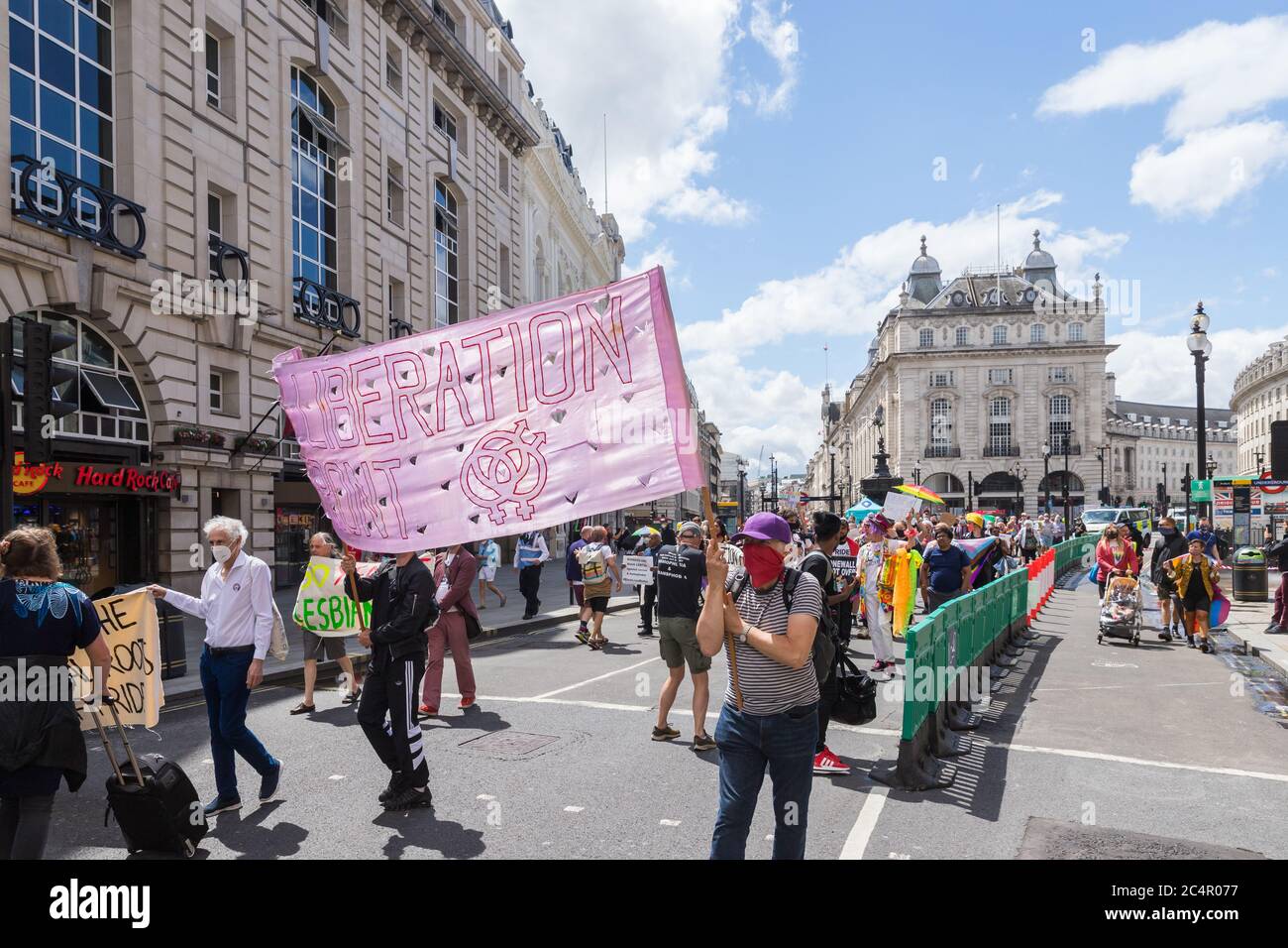 I veterani dei diritti della regina marciano nel centro di Londra per celebrare il 50° anniversario del fronte di liberazione gay e per reclamare Pride come protesta Foto Stock