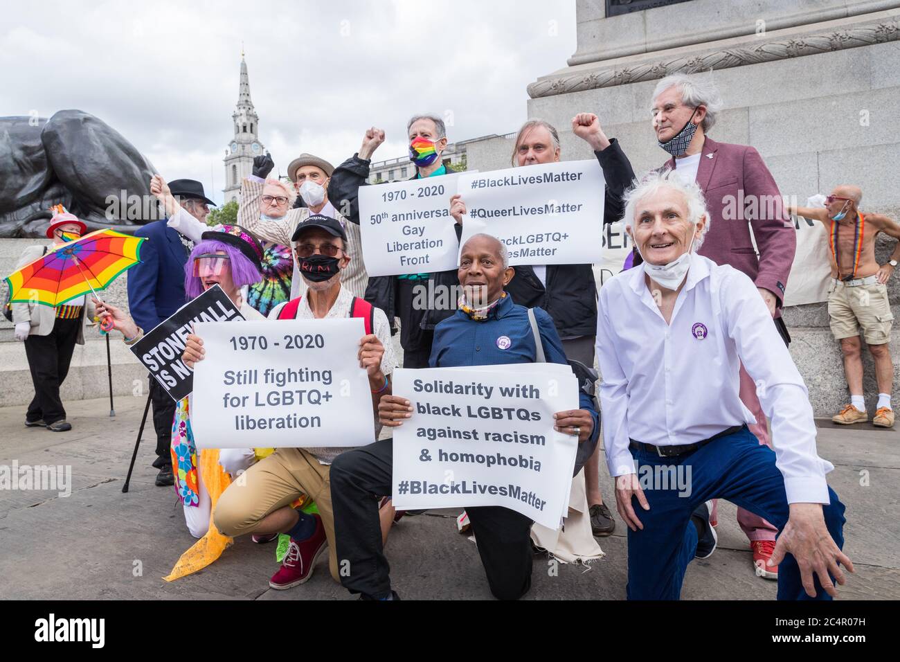 I veterani dei diritti della regina marciano nel centro di Londra per celebrare il 50° anniversario del fronte di liberazione gay e per reclamare Pride come protesta Foto Stock