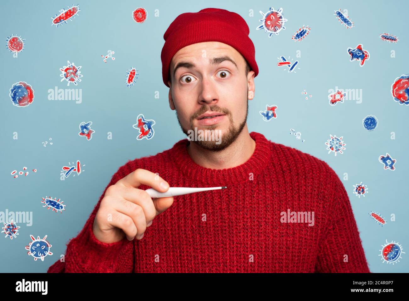 Ragazzo prese un freddo e misura la temperatura con un termometro. Studio su sfondo ciano Foto Stock