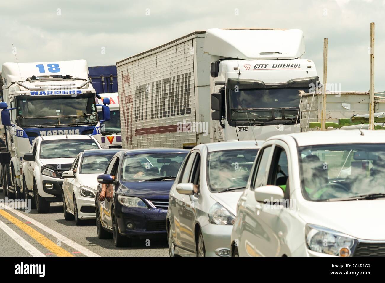 Ingorghi, automobili e veicoli che non si muovono sulla strada a Gauteng, Sud Africa Concept Gridlock Foto Stock