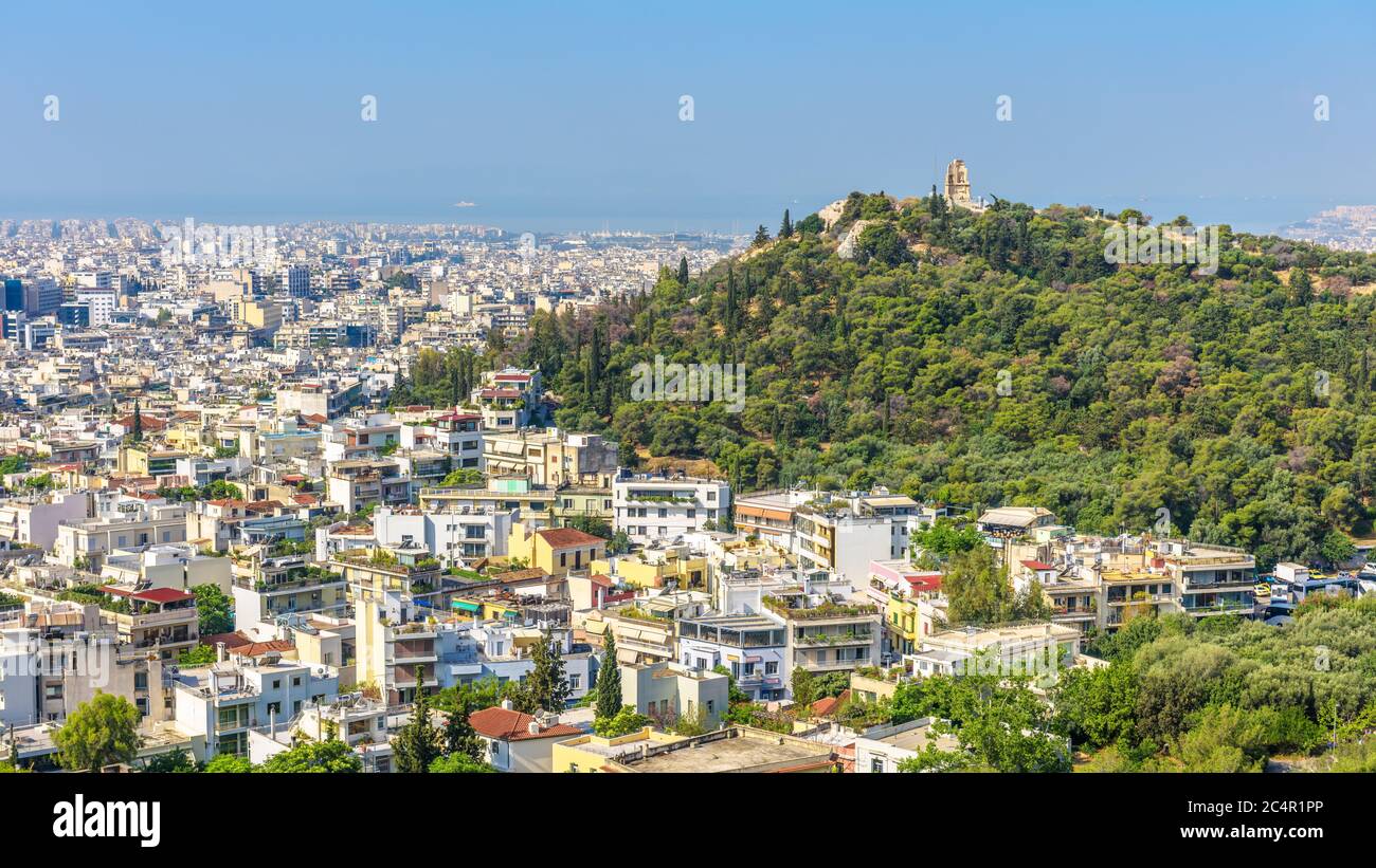 Panorama di Atene con Philopappu o Muse Hill, Grecia. E' un'attrazione turistica di Atene. Vista panoramica della città di Atene dalla famosa Acropoli Foto Stock