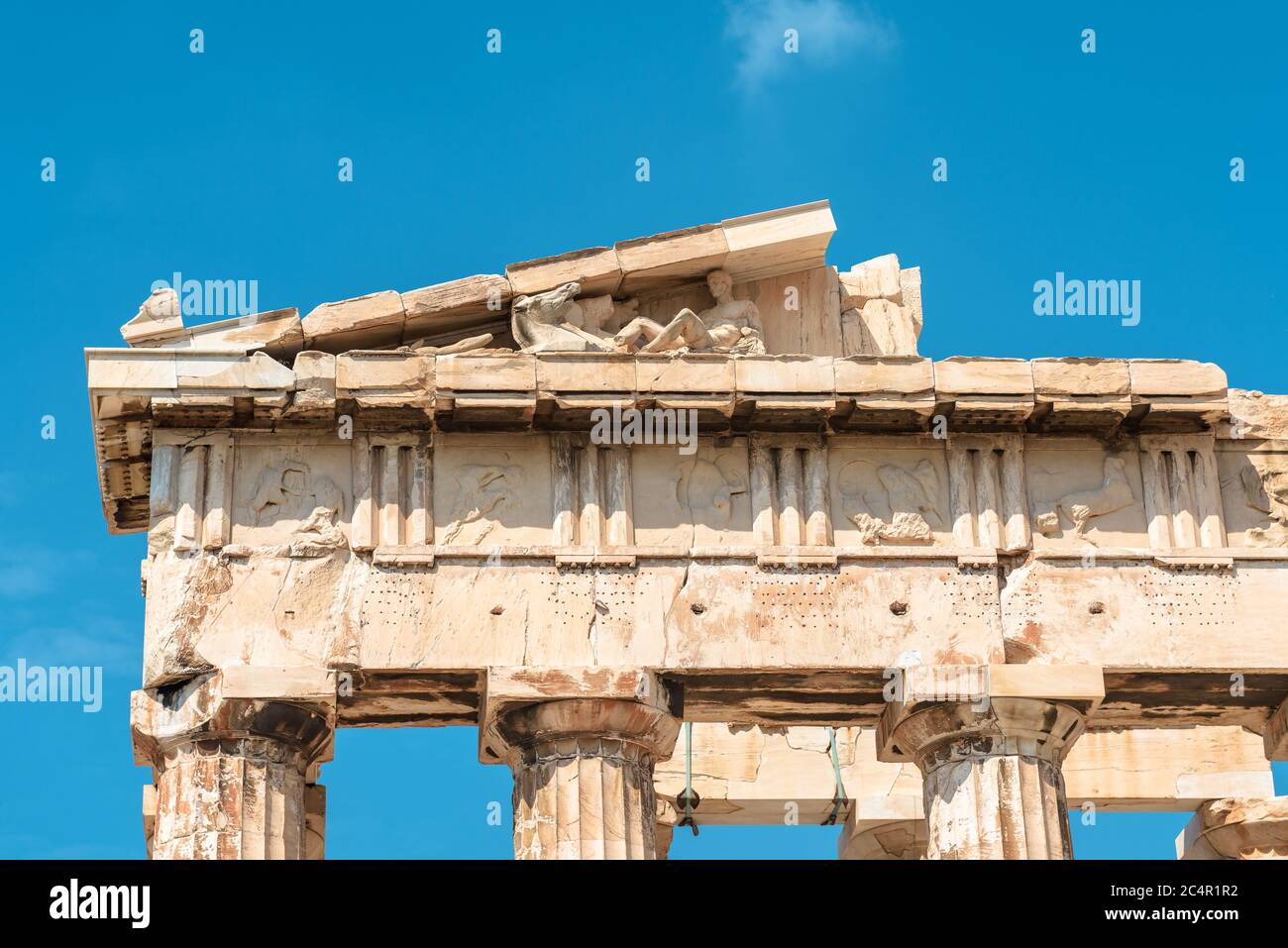 Primo piano tempio Partenone, Atene, Grecia. E' il punto di riferimento di Atene. Particolare della facciata con vecchio rilievo. Antiche rovine greche su sfondo cielo. Rema Foto Stock