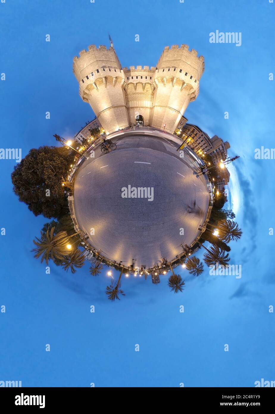 Serrano Towers piccolo pianeta Torres de Serranos antiche porte della città grandangolo, luci della città, vista panoramica notte. Valencia, Spagna Foto Stock