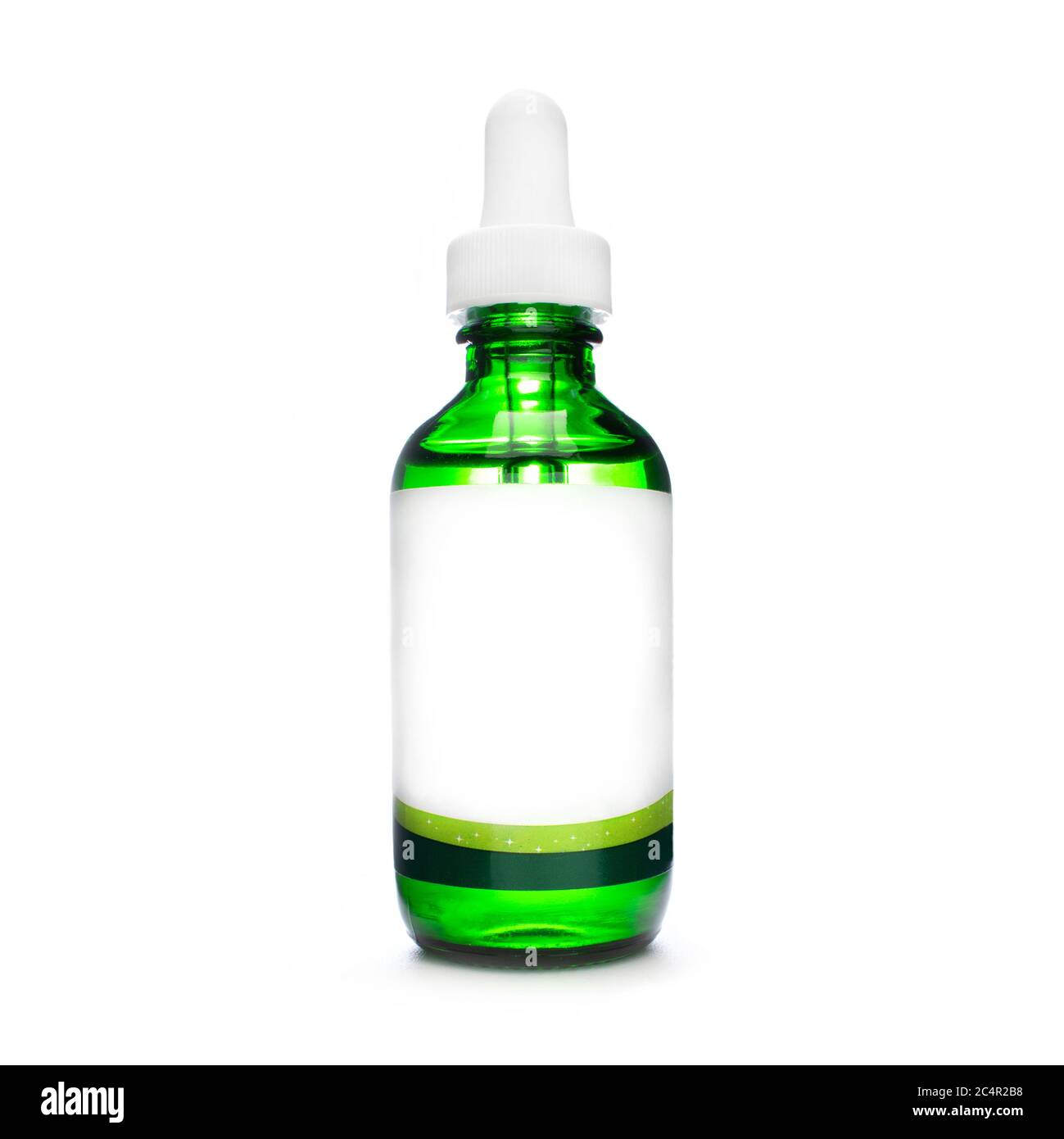 flacone verde con pipetta. flacone contagocce con siero. olio cosmetico su fondo bianco. oli essenziali isolati. flacone di olio naturale. Foto Stock
