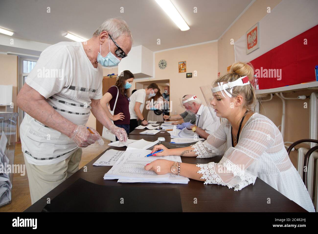 Varsavia, Polonia. 28 Giugno 2020. Un uomo si registra per votare il 28 giugno 2020 a Varsavia, Polonia. Nonostante l'epidemia di COVID-19 in Polonia non si sono stabilizzate le elezioni presidenziali sono state organizzate per domenica. Se non si raggiunge la maggioranza da un candidato, il 12 luglio si svolgerà un secondo turno. (Foto di Jaap Arriens/Sipa USA) Credit: Sipa USA/Alamy Live News Foto Stock