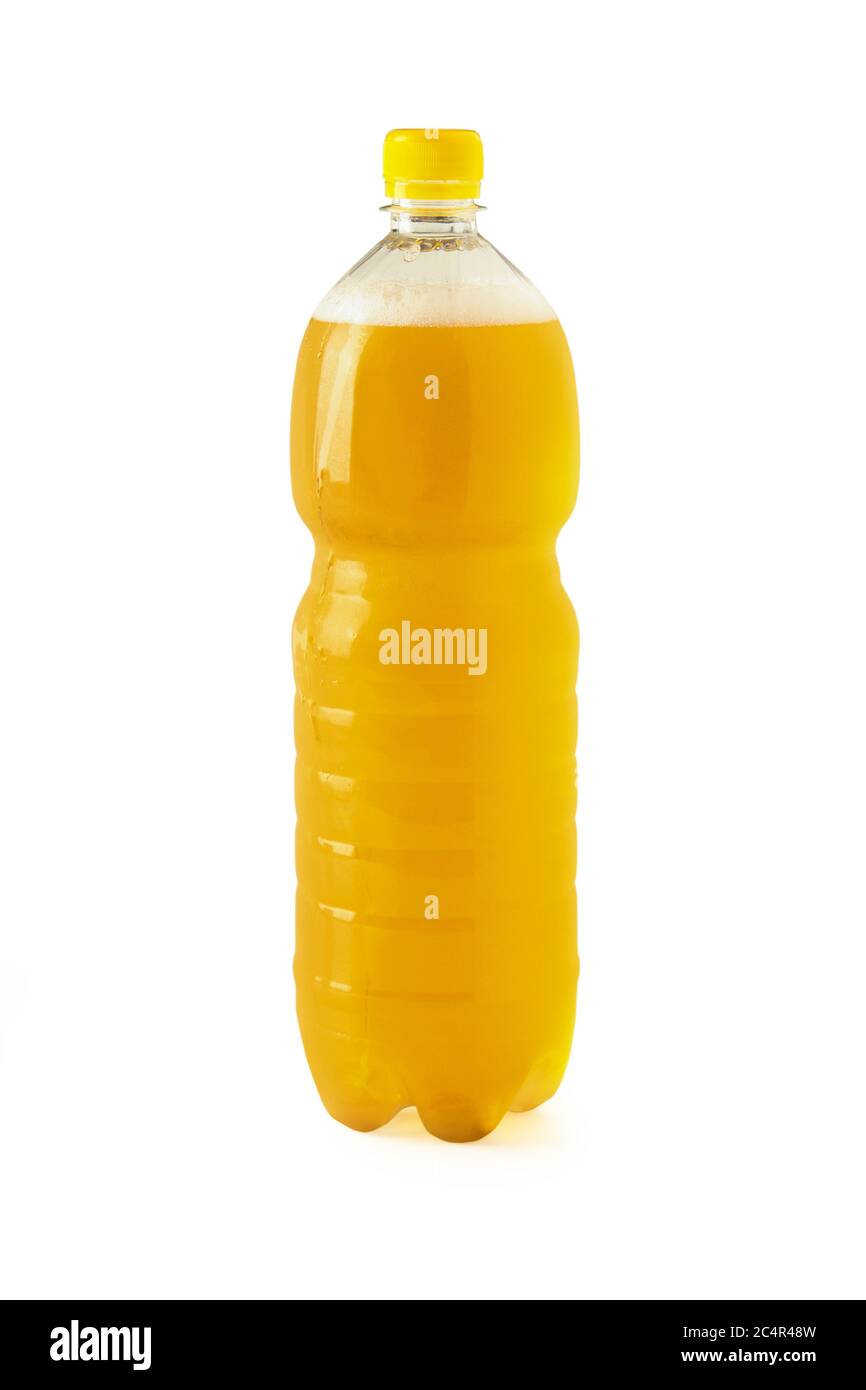Bottiglia di plastica appannata con birra isolata su sfondo bianco Foto Stock
