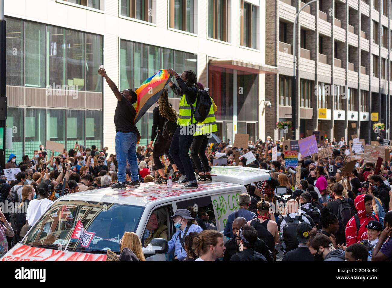 La gente balla sul tetto di un furgone tra una folla durante una dimostrazione Black Lives Matter, Londra, 20 giugno 2020 Foto Stock