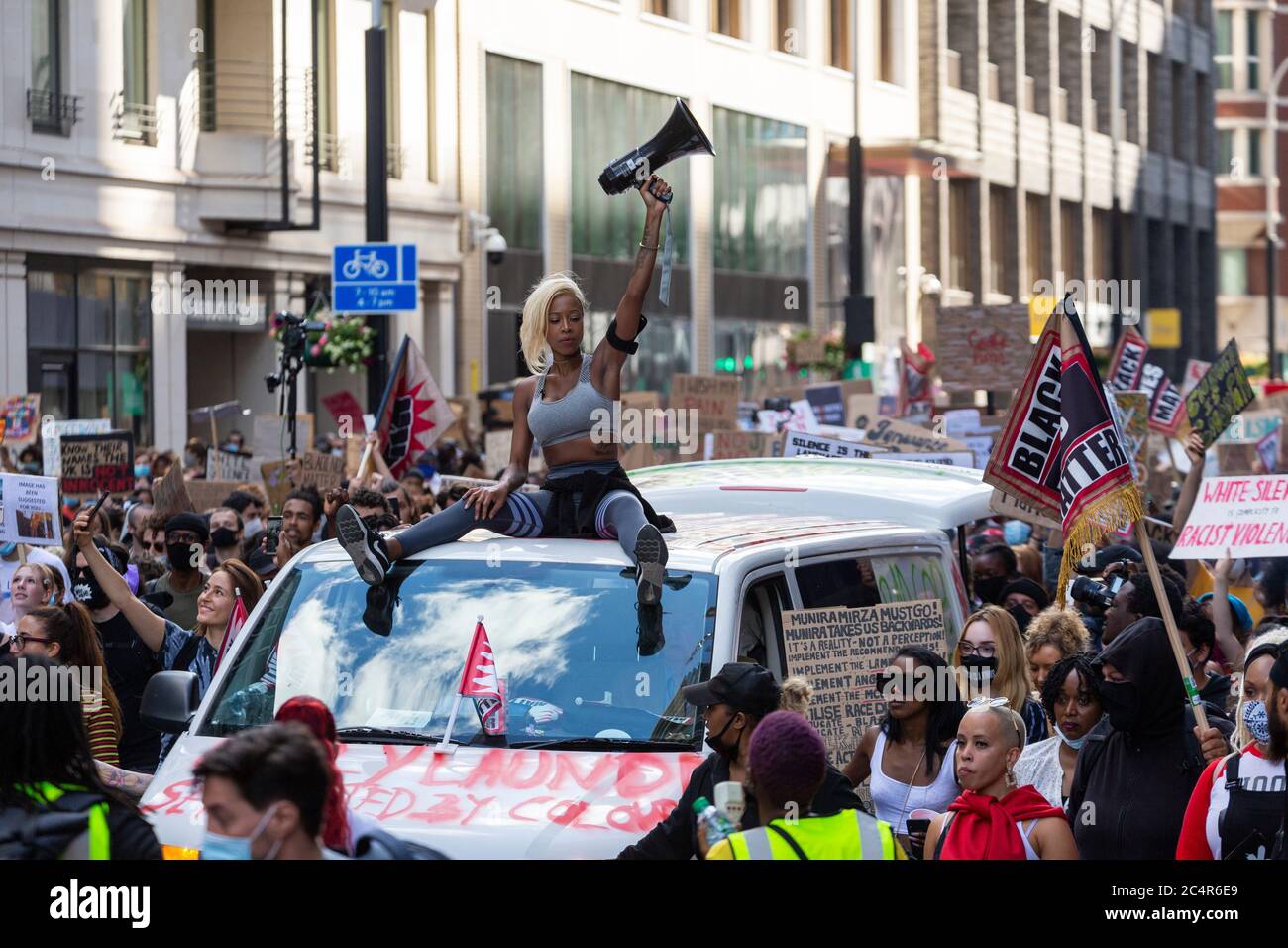 Una donna con un megafono si siede sul tetto di un furgone durante una dimostrazione di Black Lives Matter, Londra, 20 giugno 2020 Foto Stock