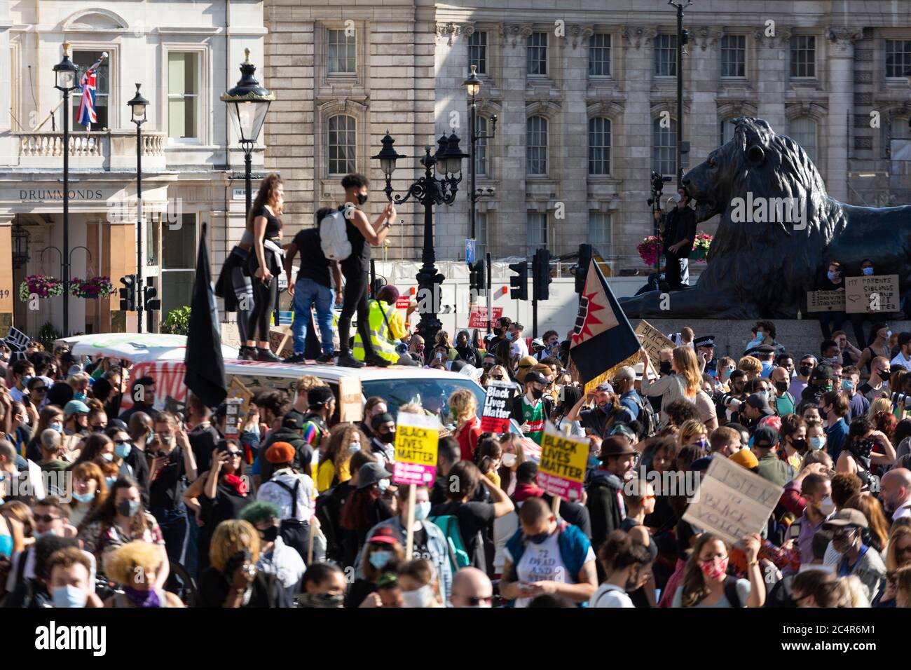 Una folla di manifestanti durante una dimostrazione di Black Lives Matter, Trafalgar Square, Londra, 20 giugno 2020 Foto Stock