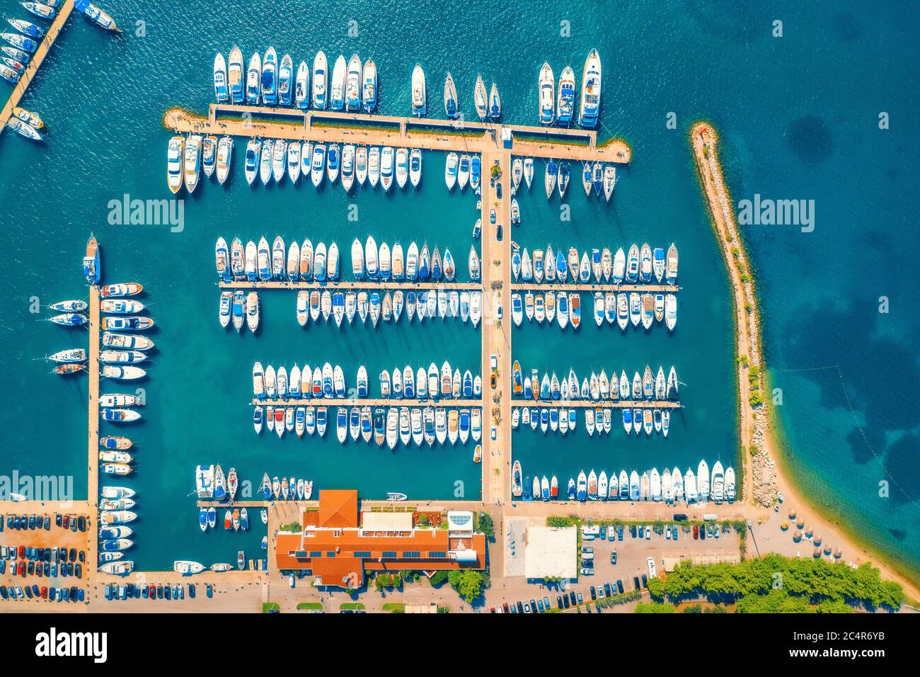 Vista aerea di barche e yacht in porto nella città vecchia al tramonto Foto Stock