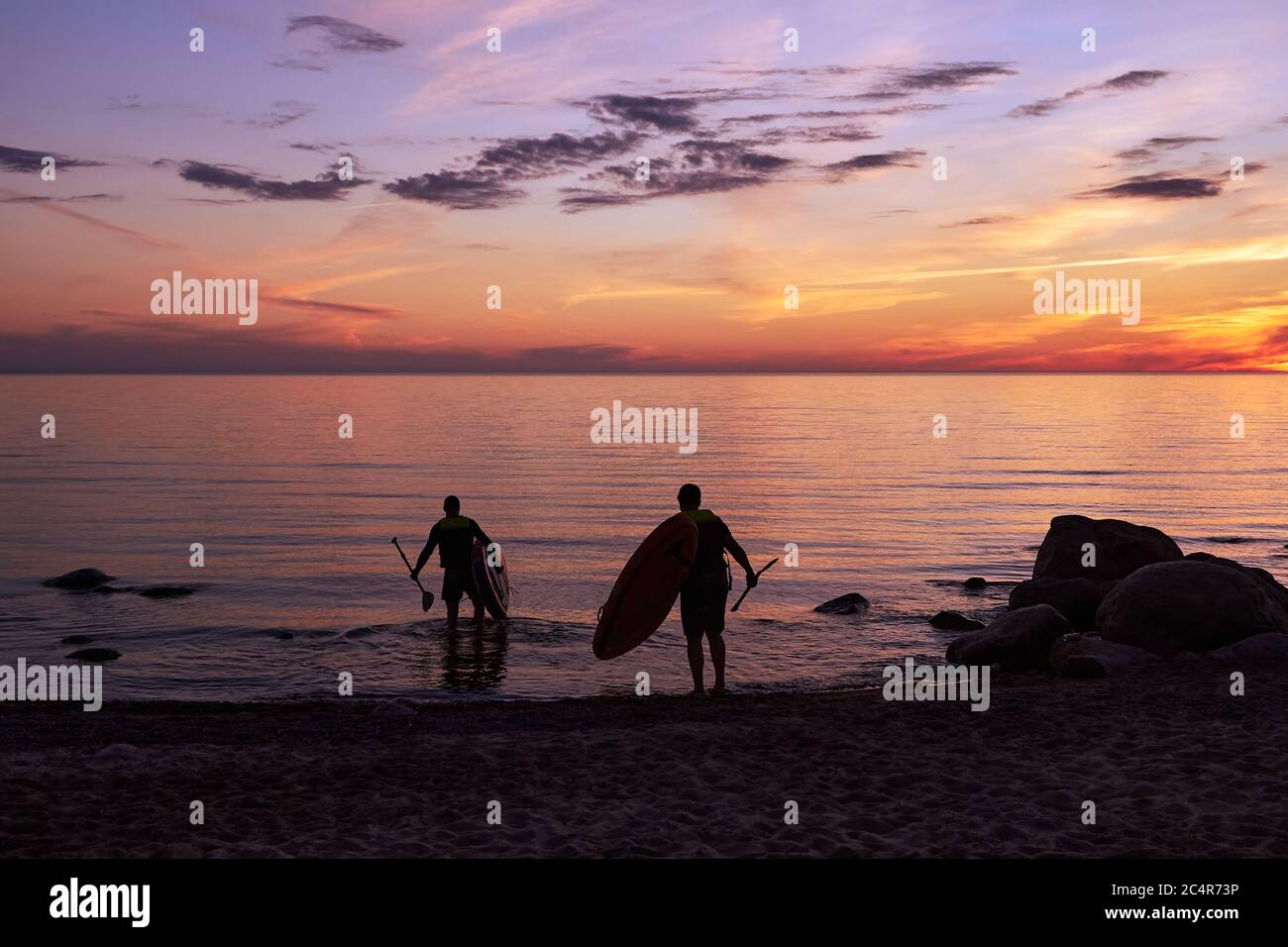 Tour di bordo del Golfo di riga in estate al tramonto accanto a Tuya sulla riva rocciosa di Vidzeme, Lettonia Foto Stock