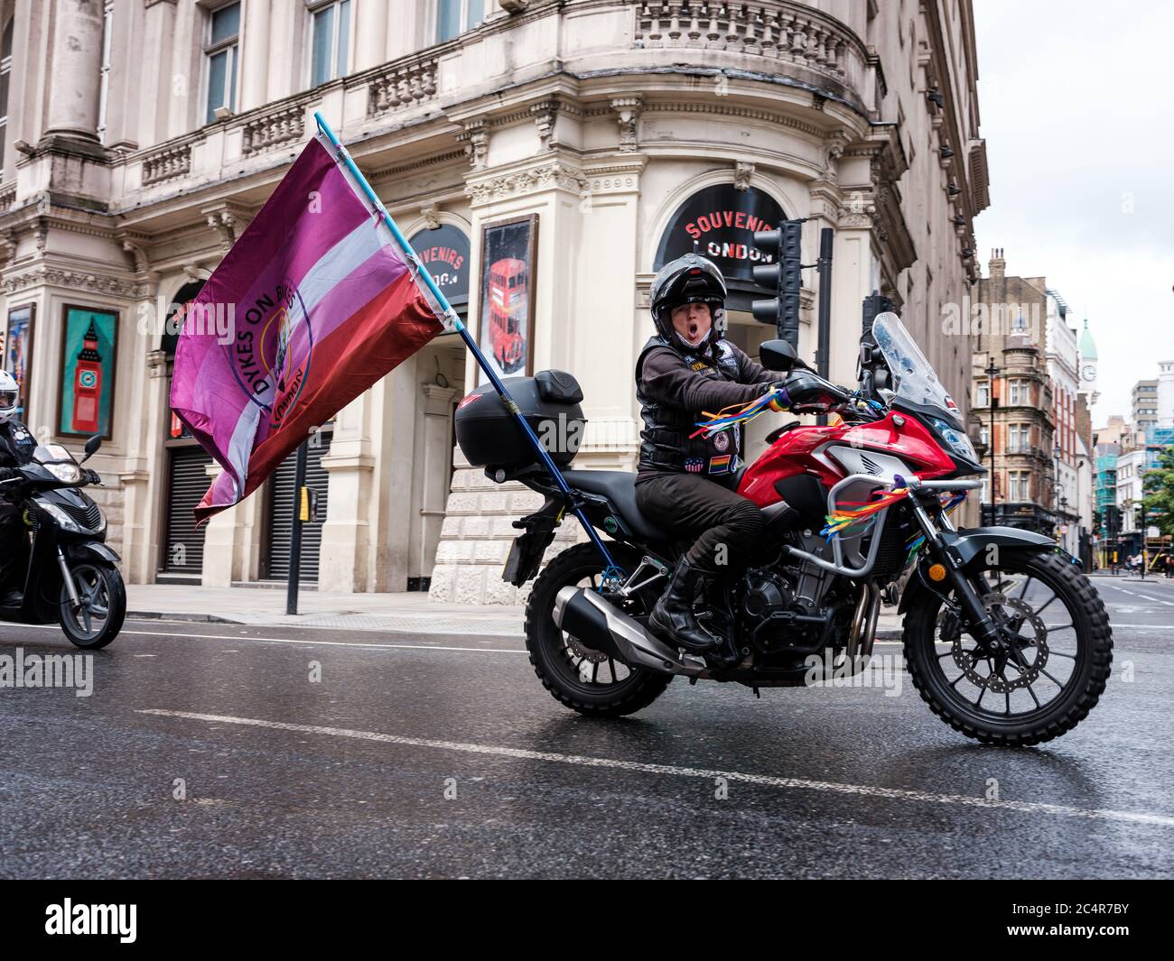 Londra, Regno Unito. 27 Giugno 2020. Una protesta pacifica per la questione Black Trans Lives si svolge nel centro di Londra. Credit: Yousef al Nasser/Alamy Live News Foto Stock