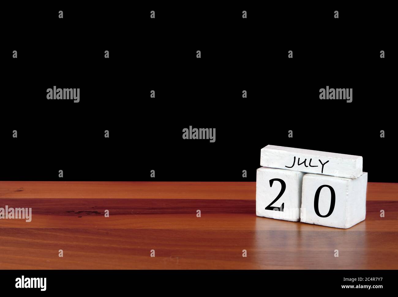20 luglio mese di calendario. 20 giorni del mese. Calendario riflesso su pavimento in legno con sfondo nero Foto Stock