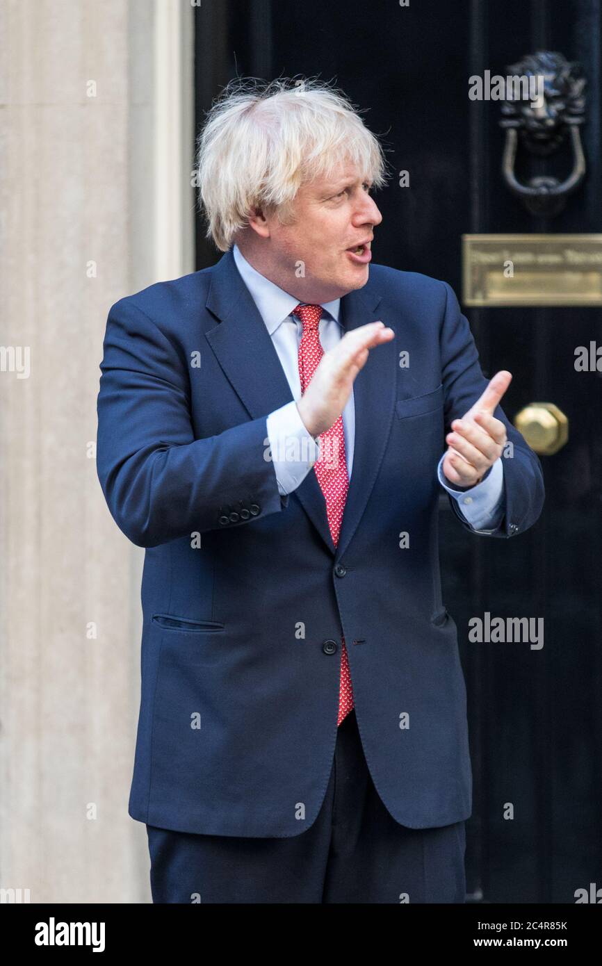 Boris Johnson è leader del paese 'clap per gli operatori sanitari' per ringraziare le migliaia di NHS staff, operatori sanitari e lavoratori essenziali da Downing Street con: Boris Johnson dove: Londra, Regno Unito quando: 28 maggio 2020 Credit: Phil Lewis/WENN Foto Stock
