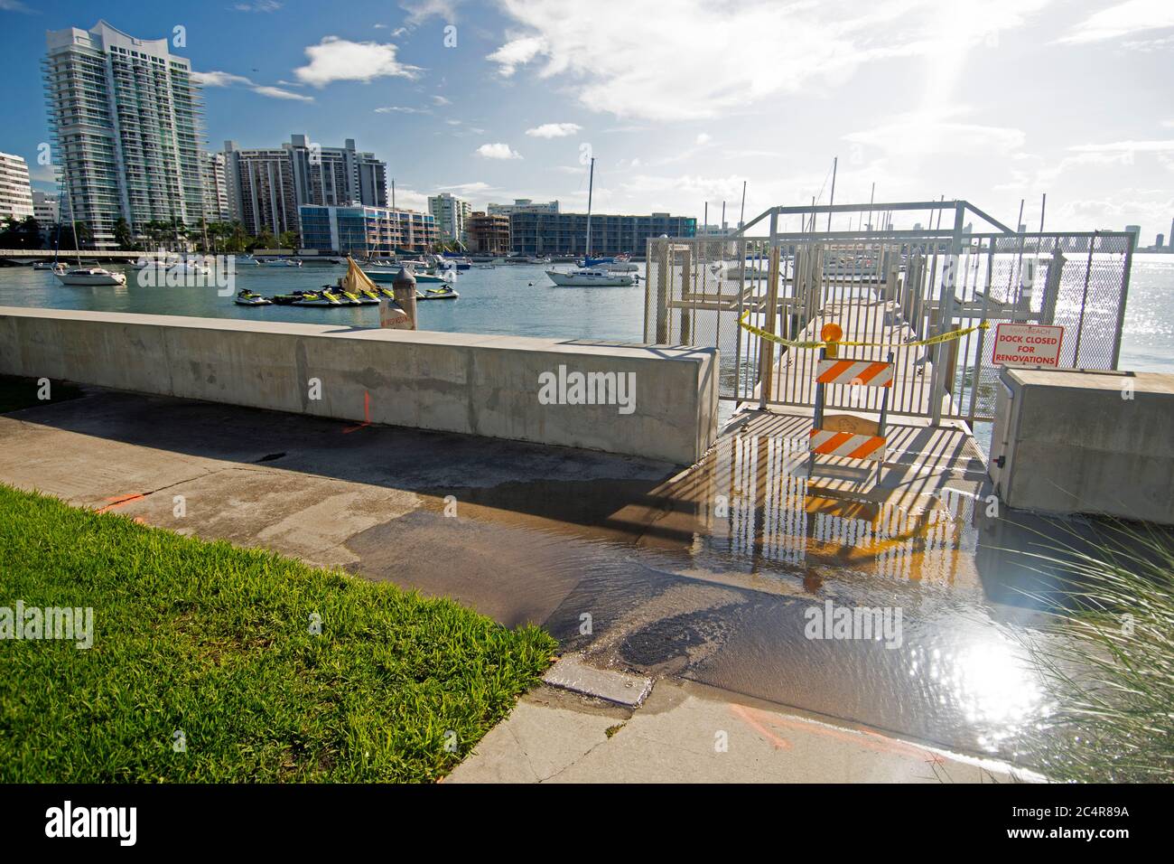Intrusione di acqua di mare da aumento del livello del mare, Bayfront Park, Miami, Florida, Stati Uniti Foto Stock