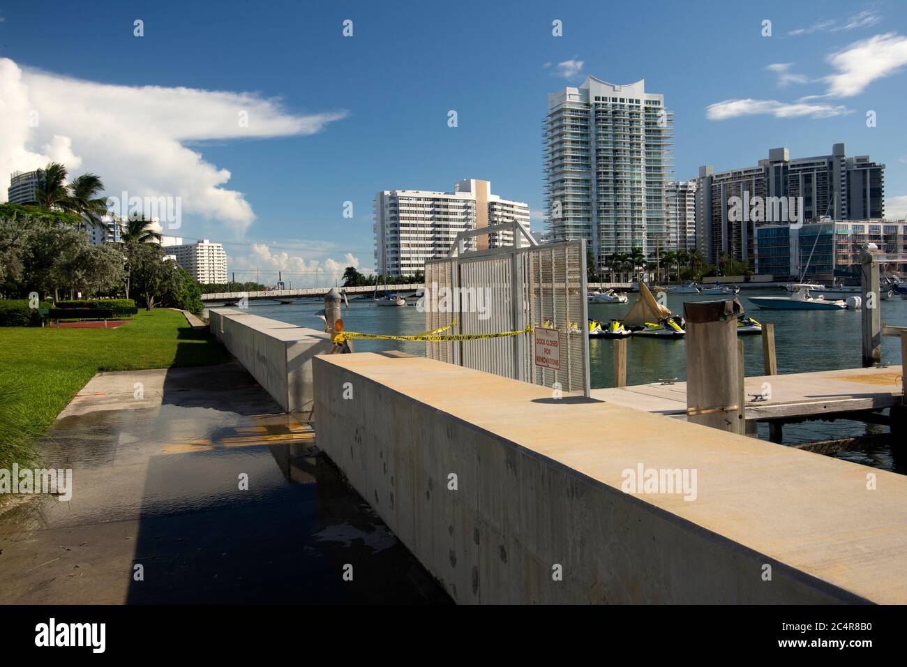 Intrusione di acqua di mare da aumento del livello del mare, Bayfront Park, Miami, Florida, Stati Uniti Foto Stock