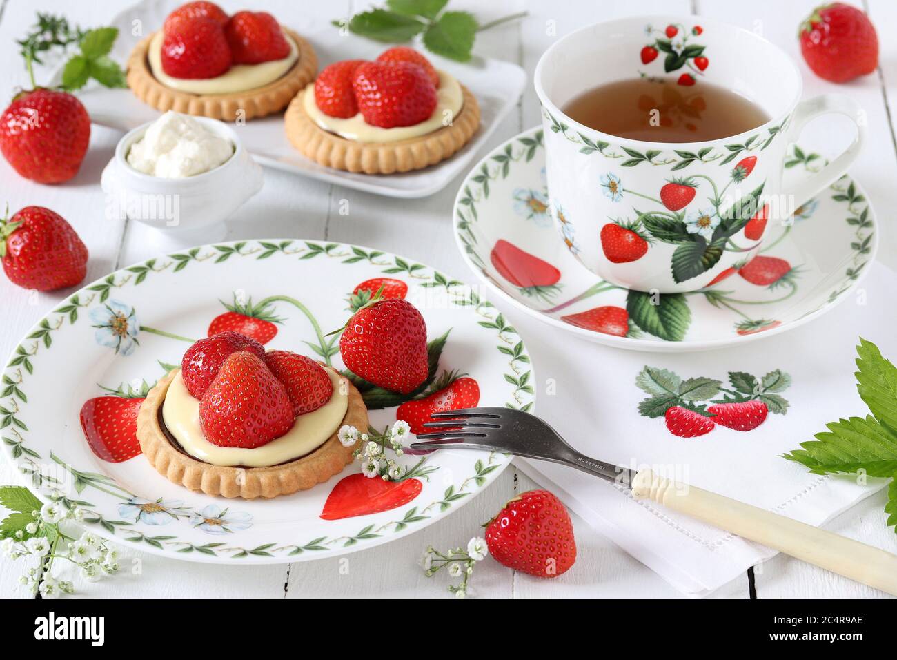 tartine di fragola e vaniglia e porcellana con ornamento di fragole Foto Stock