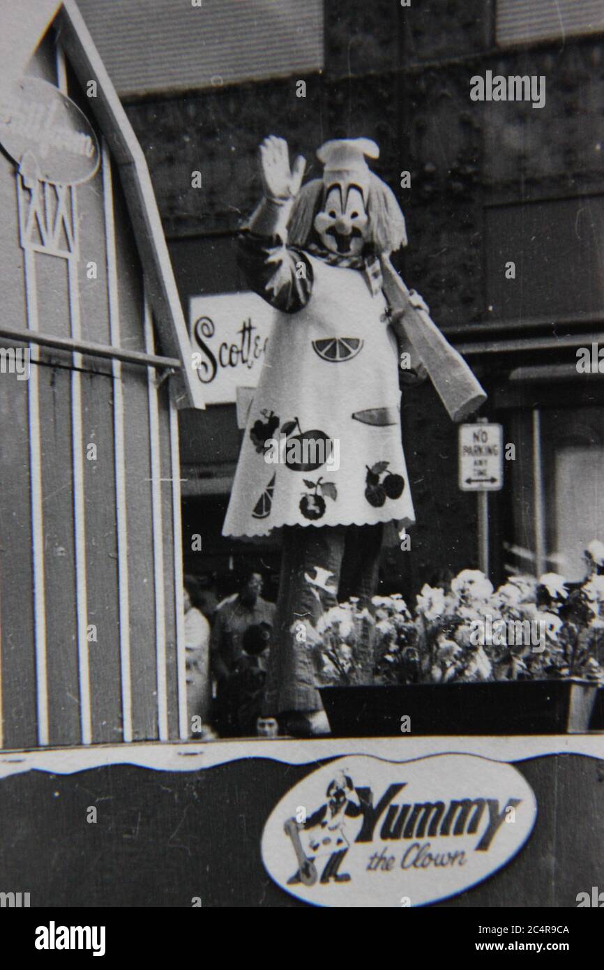Bella fotografia in bianco e nero anni '70 di Yummy the Clown galleggiando attraverso una sfilata del centro di Chicago. Foto Stock