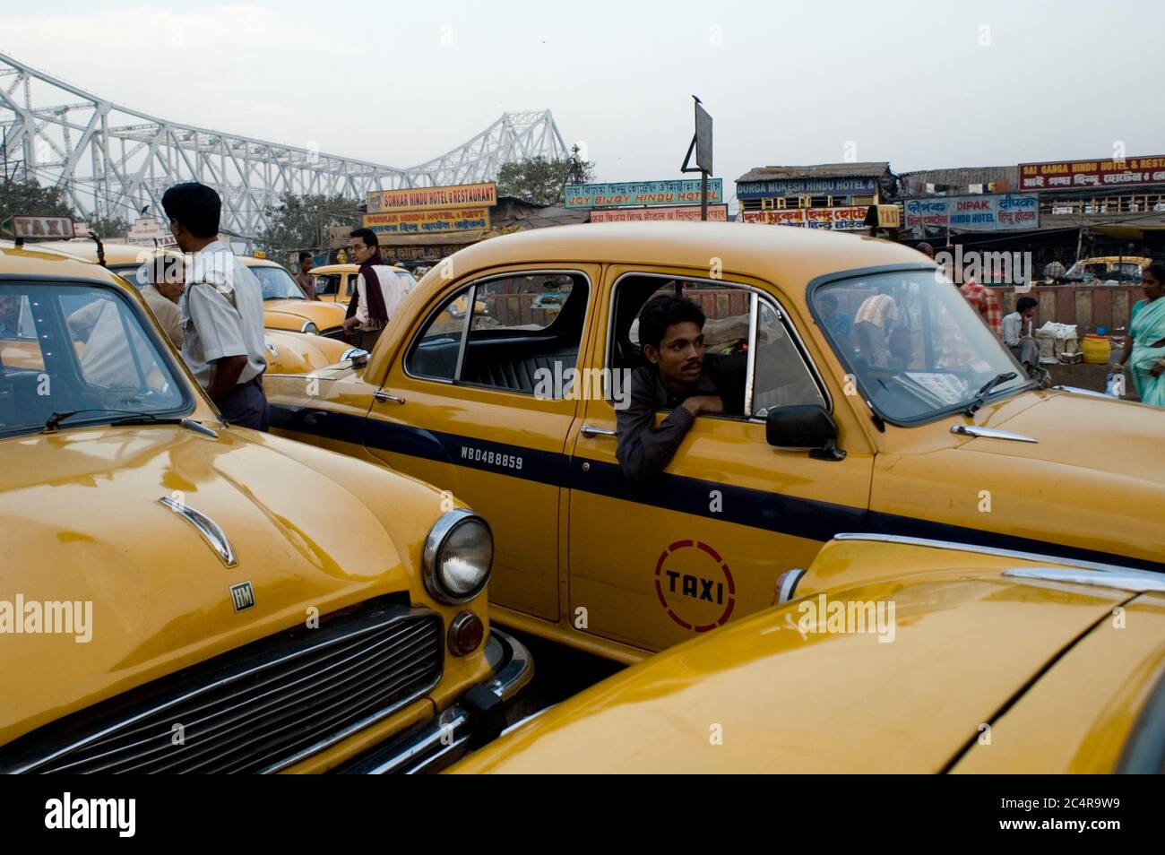 Coda di taxi fuori dalla stazione ferroviaria di Haora. Foto Stock