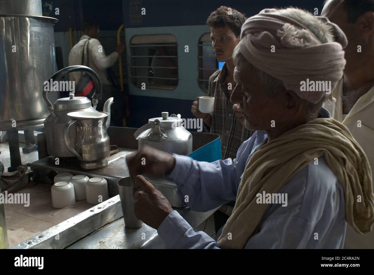 Prima colazione prima della partenza dalla stazione ferroviaria di Old Delhi. Foto Stock