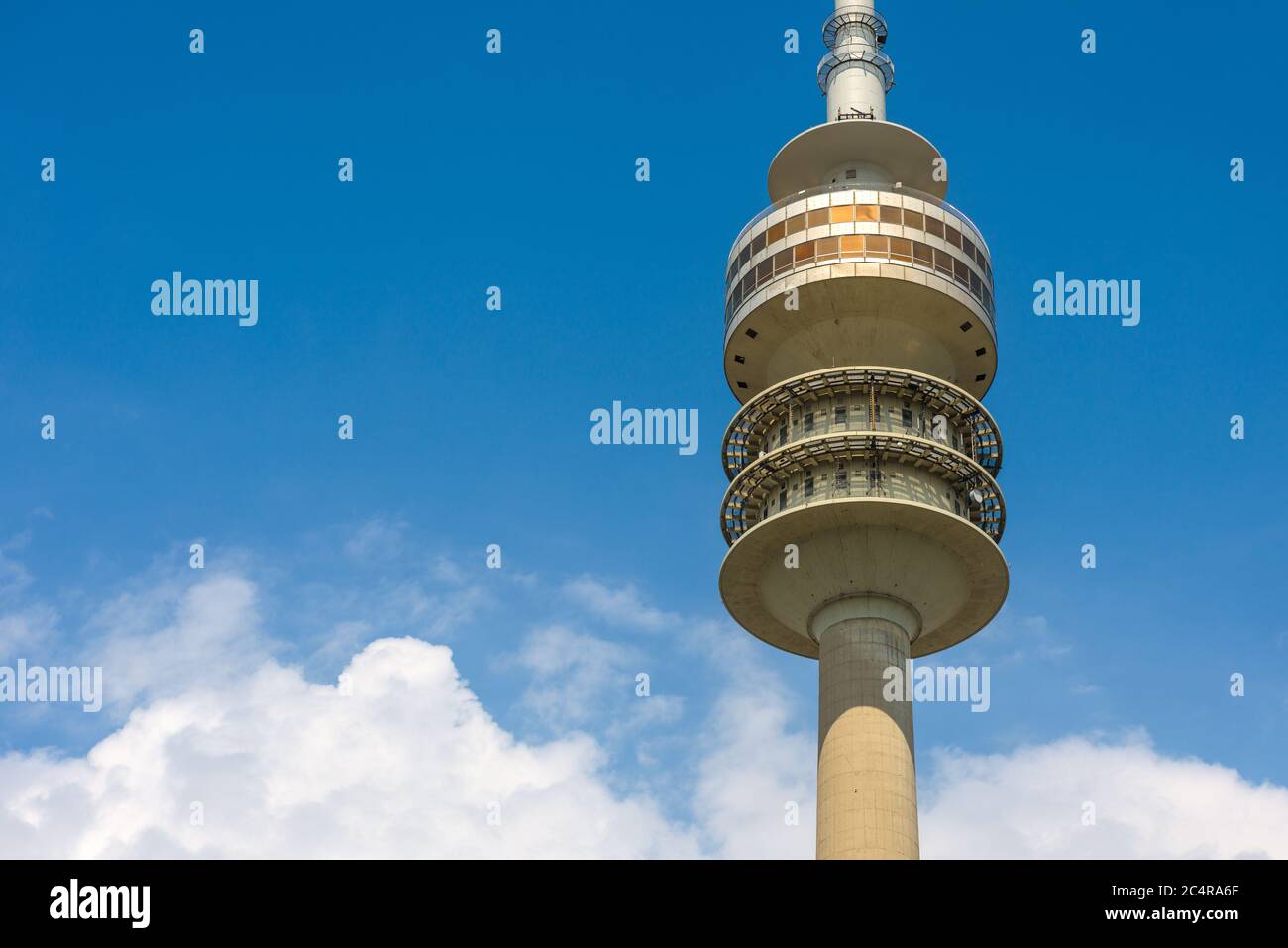 Torre Olimpica o da vicino Olympiaturm, Monaco, Germania. Dettaglio della top con ristorante girevole su sfondo blu cielo. Questa torre è un famoso landmar Foto Stock