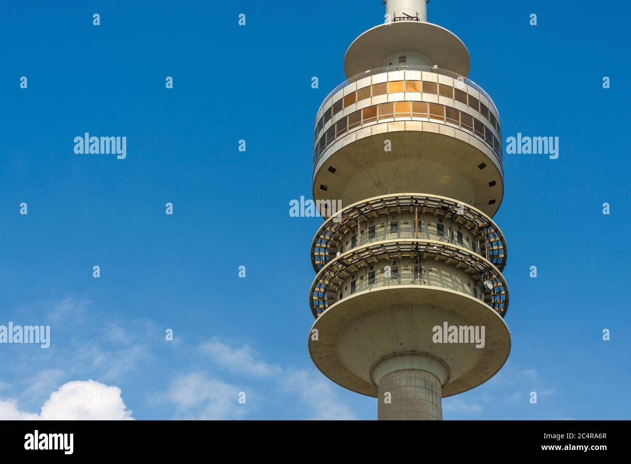 Torre Olimpica o da vicino Olympiaturm, Monaco, Germania. Dettaglio della top con ristorante girevole su sfondo blu cielo. Questa torre è un famoso landmar Foto Stock