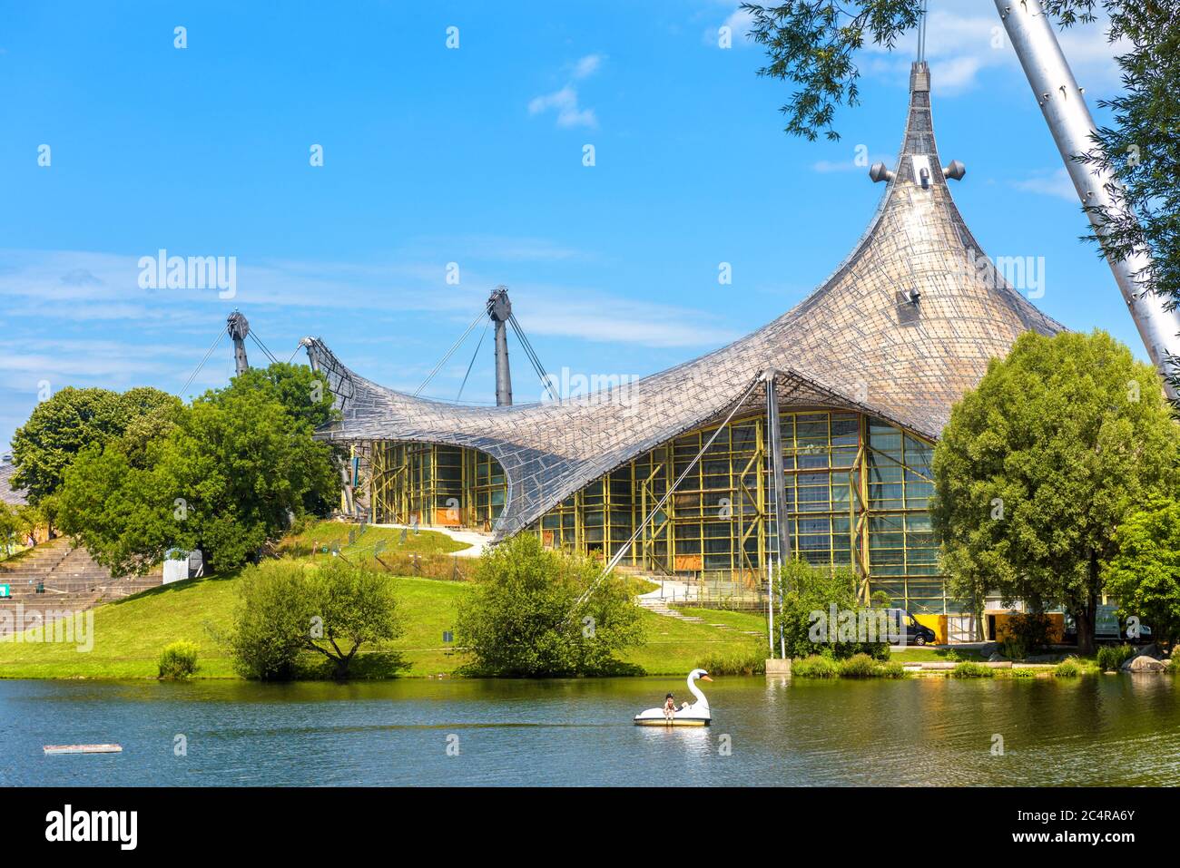 Monaco, Germania - 2 agosto 2019: Olympiapark o Parco Olimpico in estate. E' un'attrazione turistica di Monaco. Vista panoramica sul design architettonico. Scenario Foto Stock