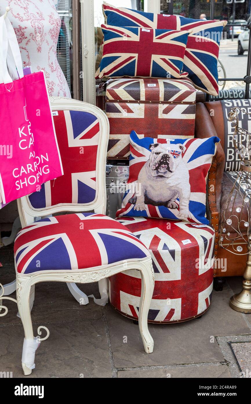 Sedia e cuscini decorati con una bandiera Union Jack, fuori da un negozio a Londra, Inghilterra, Regno Unito Foto Stock
