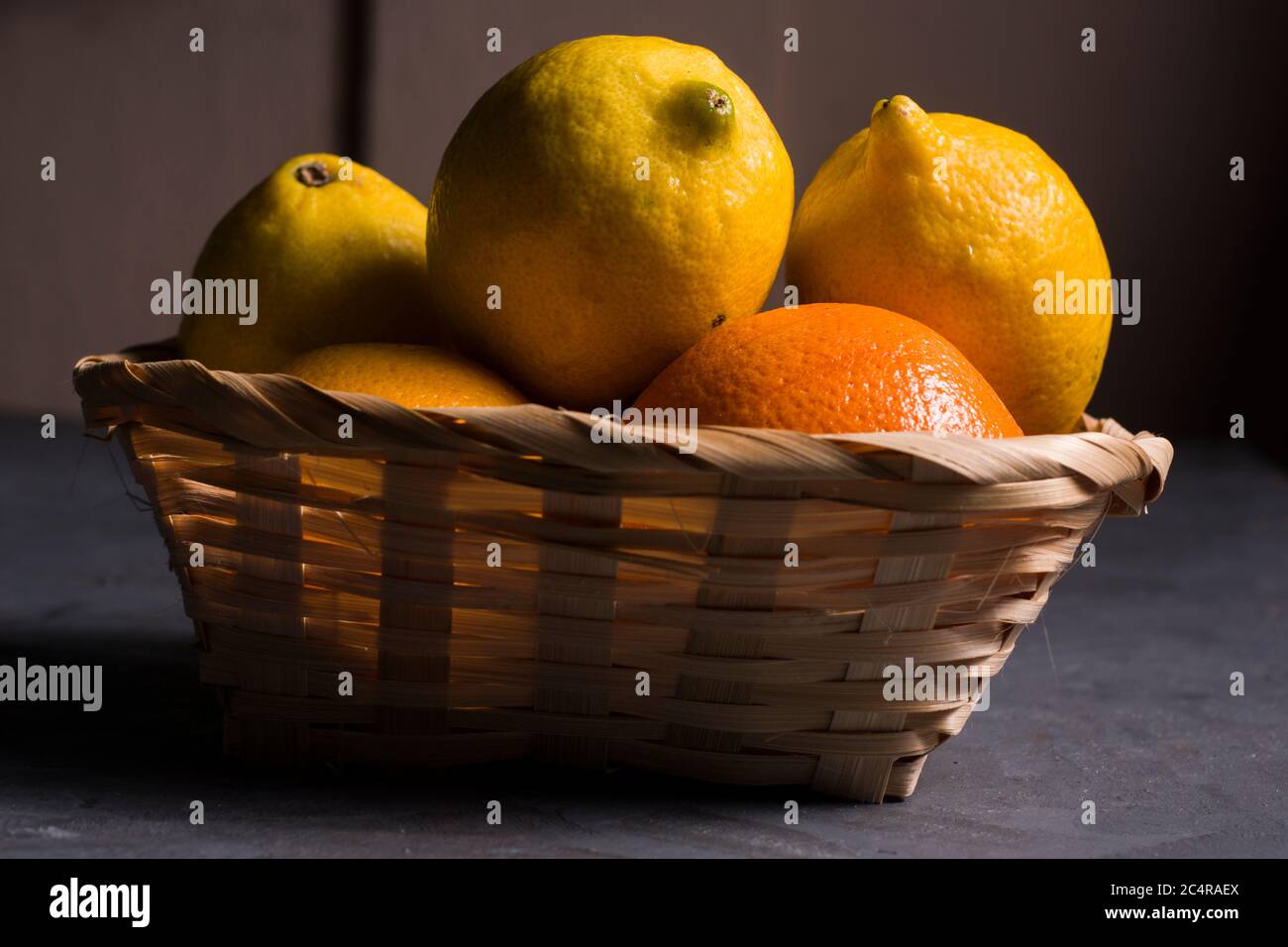 Limoni freschi in un cestino . Isolato Foto stock - Alamy