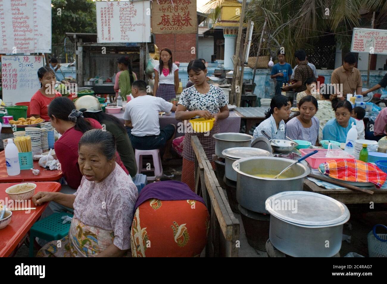 Bancarelle di cibo cinese nel mercato notturno all'incrocio tra la 34esima e la 78esima strada, Mandalay. Foto Stock