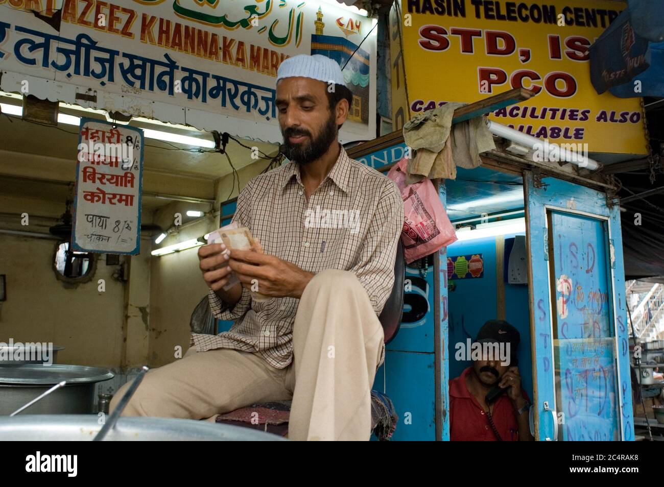 Cibo musulmano fuori dalla stazione ferroviaria di Old Delhi. Foto Stock