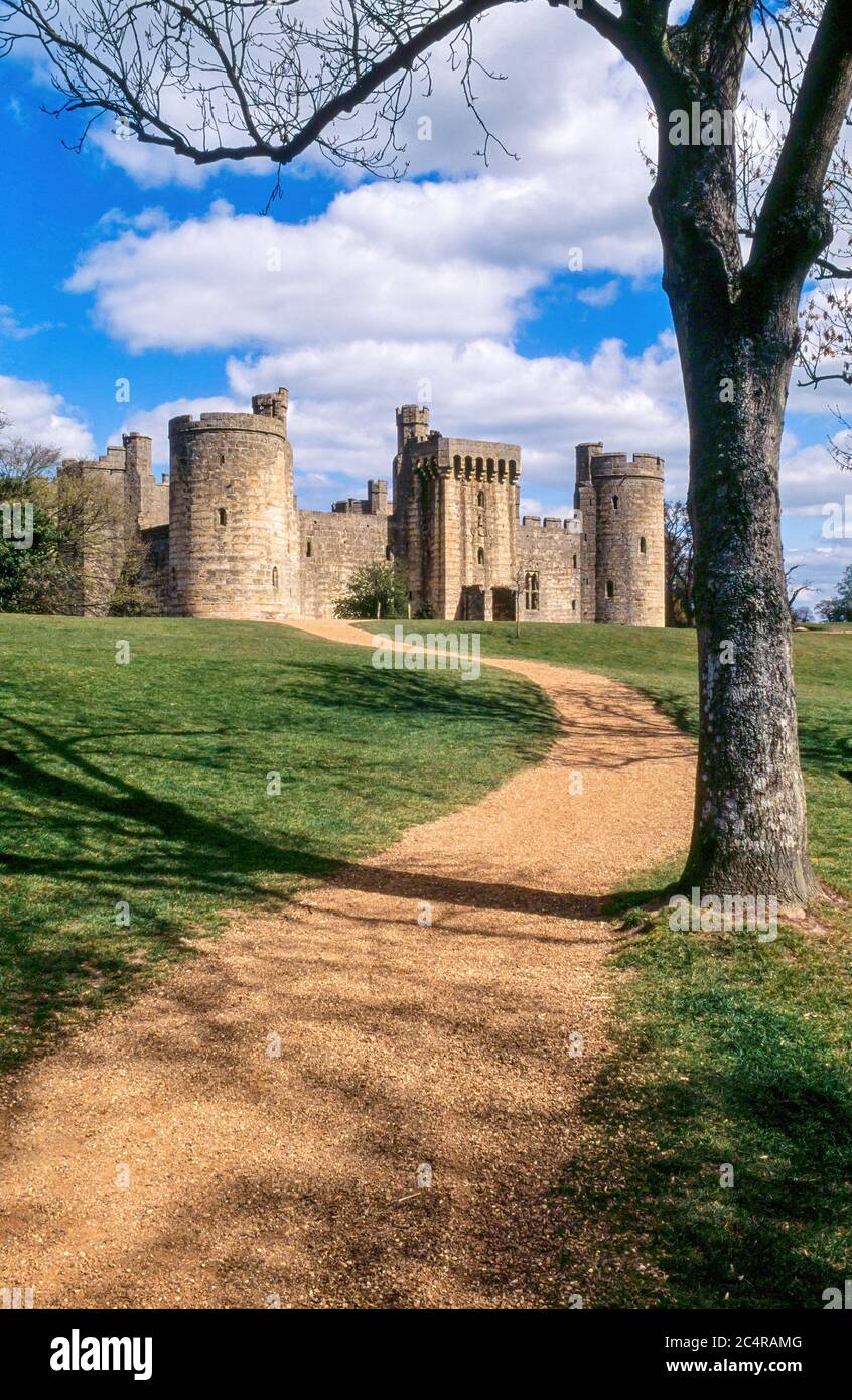 Bodiam Castle, un castello inglese del 14 ° secolo nel Sussex orientale, Inghilterra, Regno Unito. Foto Stock