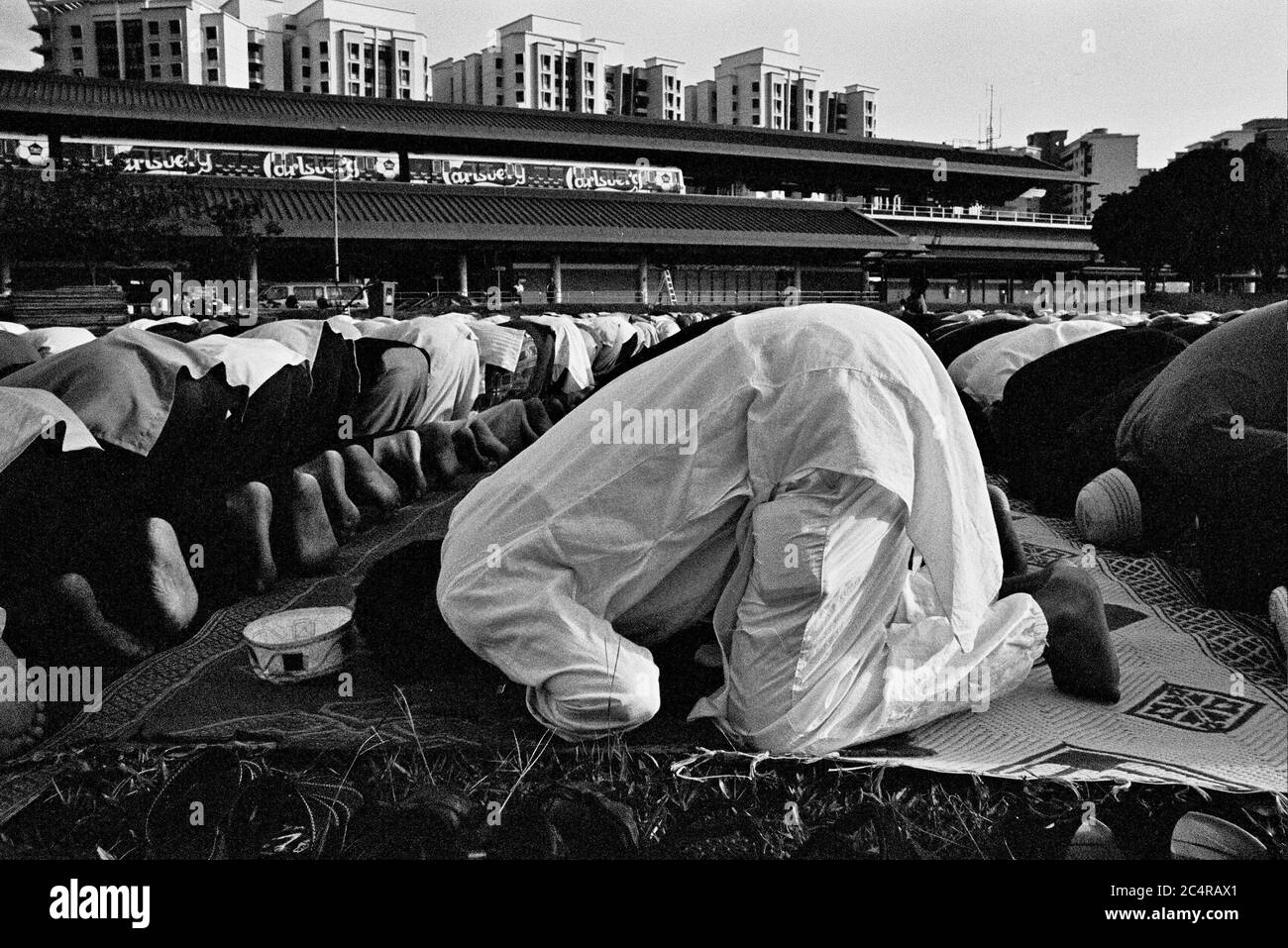 La mattina di Hari Raya Haji, i devoti sono ricordati della sfida di Allah a Ibrahim in una speciale sessione di preghiera di fronte alla stazione MRT di Sembawang. Foto Stock