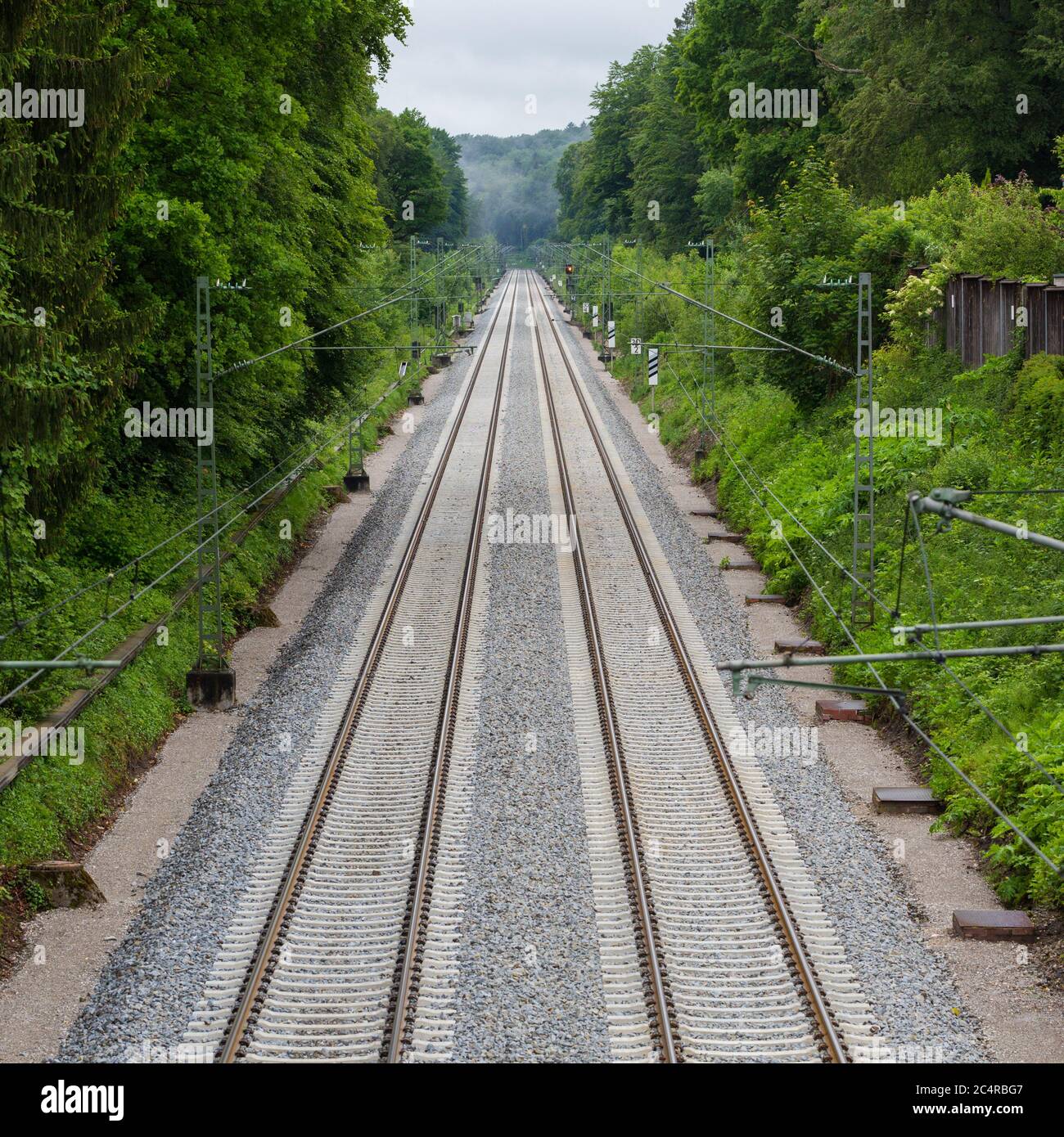 Vista ad angolo alto di due binari ferroviari che conducono in lontananza. Simbolo per la marcia. Foto Stock