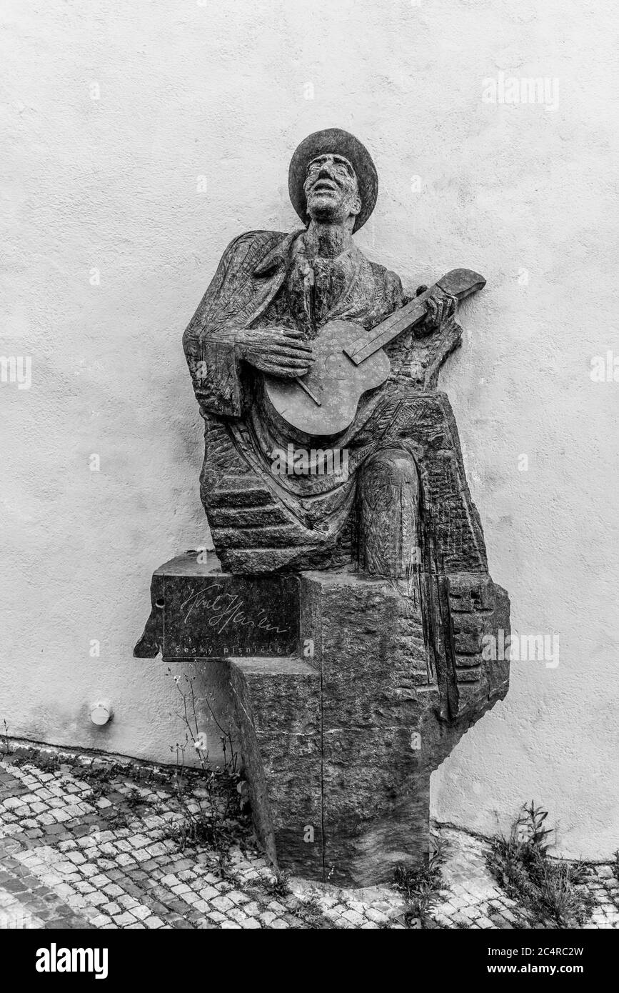 PRAGA, REPUBBLICA CECA - 26 MAGGIO 2020: Statua del musicista ceco Karel Hasler a Old Castle Stairs, Castello di Praga, Praga, Repubblica Ceca. Immagine in bianco e nero. Foto Stock