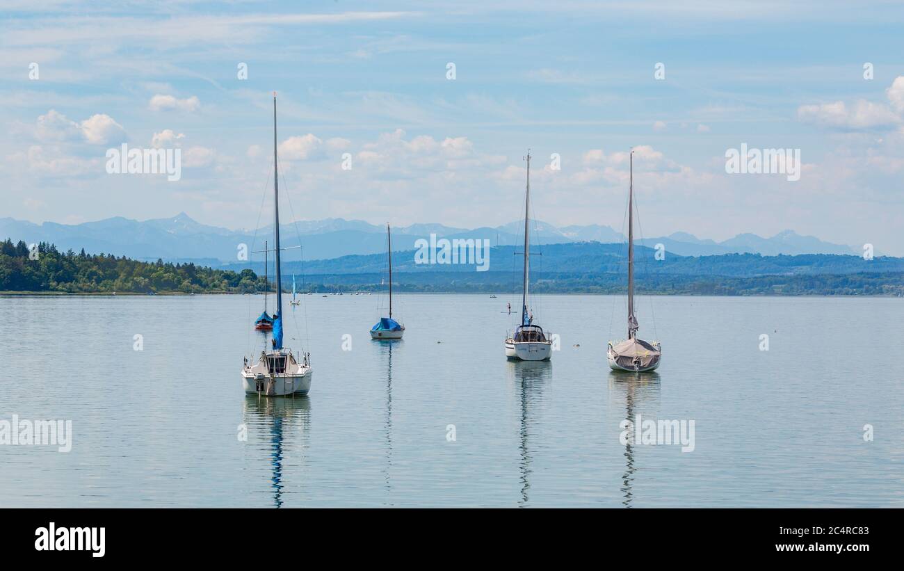 Ancorare barche a vela al lago Ammer (Ammersee). Alpi all'orizzonte. Paesaggio superiore bavarese. Foto Stock