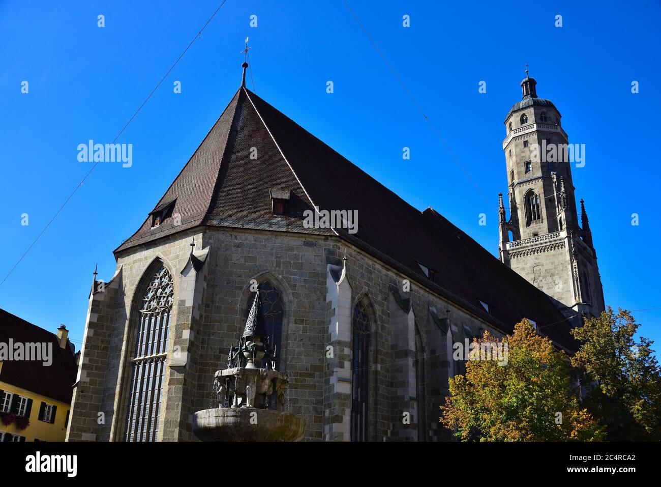 Guardando la Chiesa gotica di San Giorgio nella città medievale di Nördlingen in un giorno d'autunno soleggiato, Baviera, Germania, Europa Foto Stock