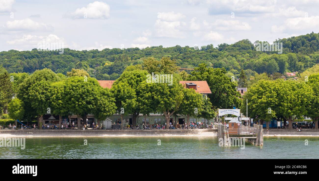 Lungomare della città di Herrsching con molo in legno - punto di partenza per escursioni con navi da crociera. Foto Stock
