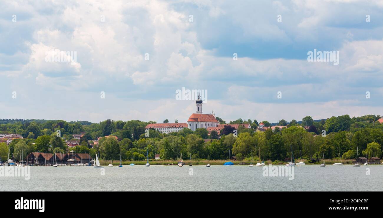 Panorama con Marienmünster Diessen (chiesa cattolica) e Ammersee (lago Ammersee). Foto Stock